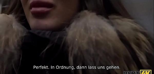 DEBT4k. Elegante Miss mit perfekten Formen fickt für ihr neues Auto